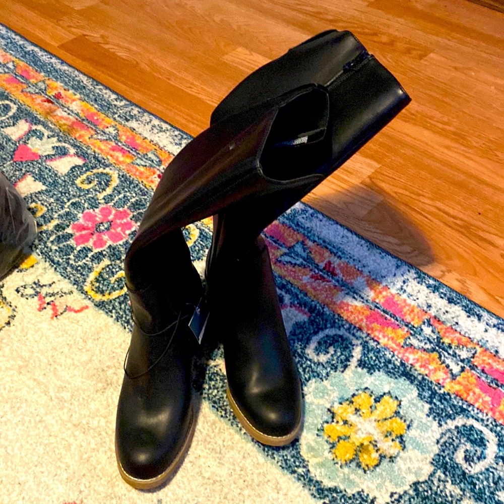 Women’s knee high black boots (new never worn)